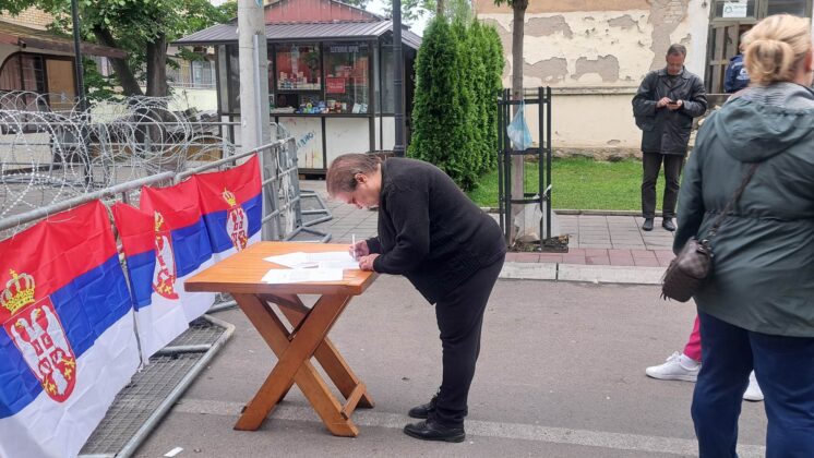 Zvečan Protest potpisivanje