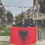 An Albanian singer displays the Albanian flag in the north: „Everything Albanian is ours, thanks to Albin Kurti…“