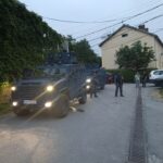 U Zvečanu specijalci i oklopnjaci; KP: Nema hapšenja, sumnja se da je u vozilu eksploziv, čeka se KFOR