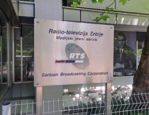RTS i dalje u blokadi: Zbor radnika obratio se rukovodstvu; Kos "pomno prati", zabrinuta zbog prijave protiv rektora
