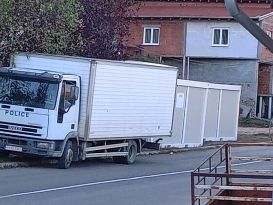 Policijski kontejneri u Zubinom Potoku