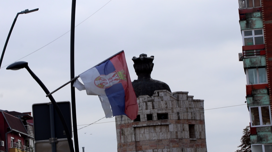 Kosovska Mitrovica spomenik caru lazaru zastava Srbije