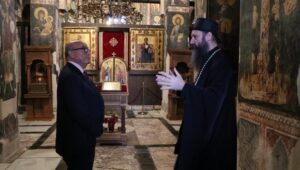 Stjuard Pič u manastiru Gračanica