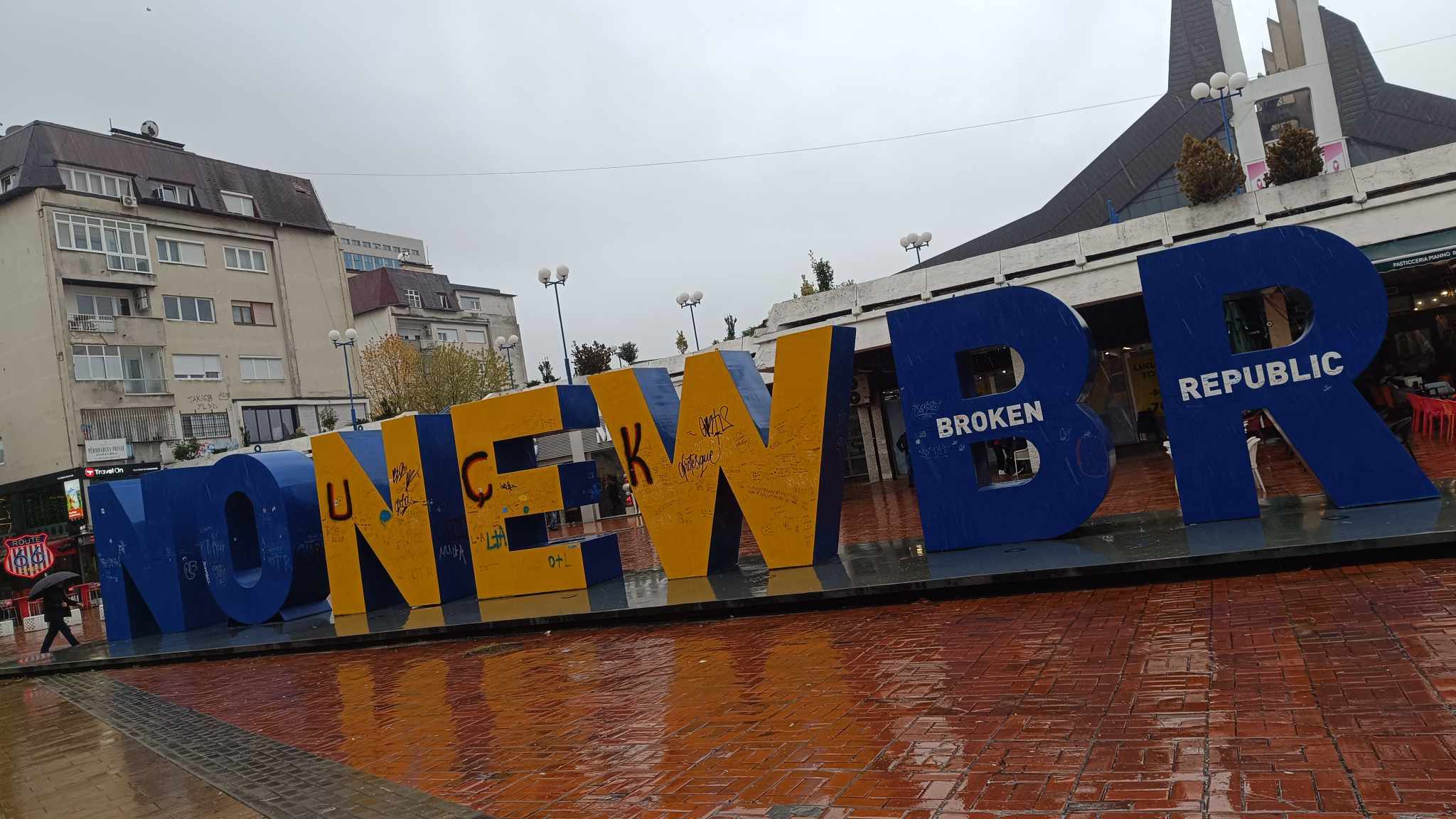 newborn priština spomenik