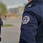 U Južnoj Mitrovici zaplenjena dva noža iz vozila Kosovska policija / police UNIFORMA ZNAK