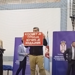 MUP o veteranu sa transparentom „Vučić je izdajnik“: Ispitan zbog sumnje na izazivanje panike i nereda Zvezdan Ristić Kosmet je Srbija Vučić je izdajnik