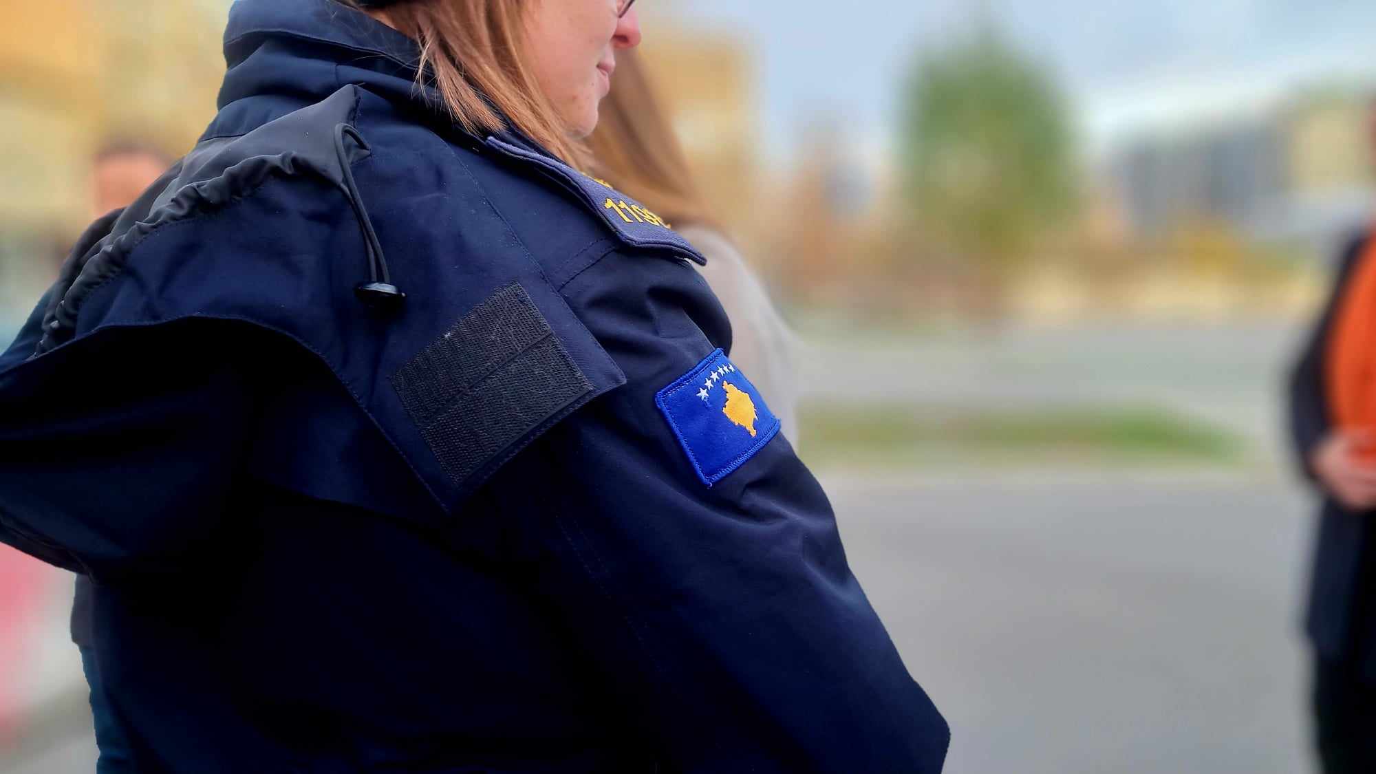 žena kosovska policija ilustracija