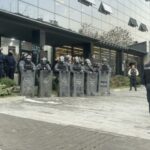 Priština: Neredi zbog dolaska Trendafilove, dimna sredstva, specijalci i hapšenje Dardana Molićaja
