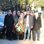 Aleksić, Ćuta, Milivojević i bratanac pokojnog Olivera Ivanovića položili venac na mestu njegovog ubistva Plaganje venca Oliveru Ivanoviću /Aleksić / Ivanović