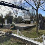 Na groblju u Prištini vraćen na mesto spomenik srpskim vojnicima spomenik srpskim vojnicima Priština