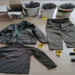 Policija zaplenila dimne bombe, municiju, metalne ježeve i uniformu prekoputa Tehničke škole u KM