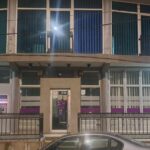 Uoči najava o obustavi rada Komercijalne banke skinut znak ispred ekspoziture u Kosovskoj Mitrovici Komercijalna banka skinut znak Mitrovica