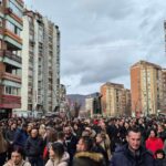 Veliki skup u Kosovskoj Mitrovici: „Penziju sam čitav život sticao, ne dam je Kurtiju“ Protest Kosovska Mitrovica dinari