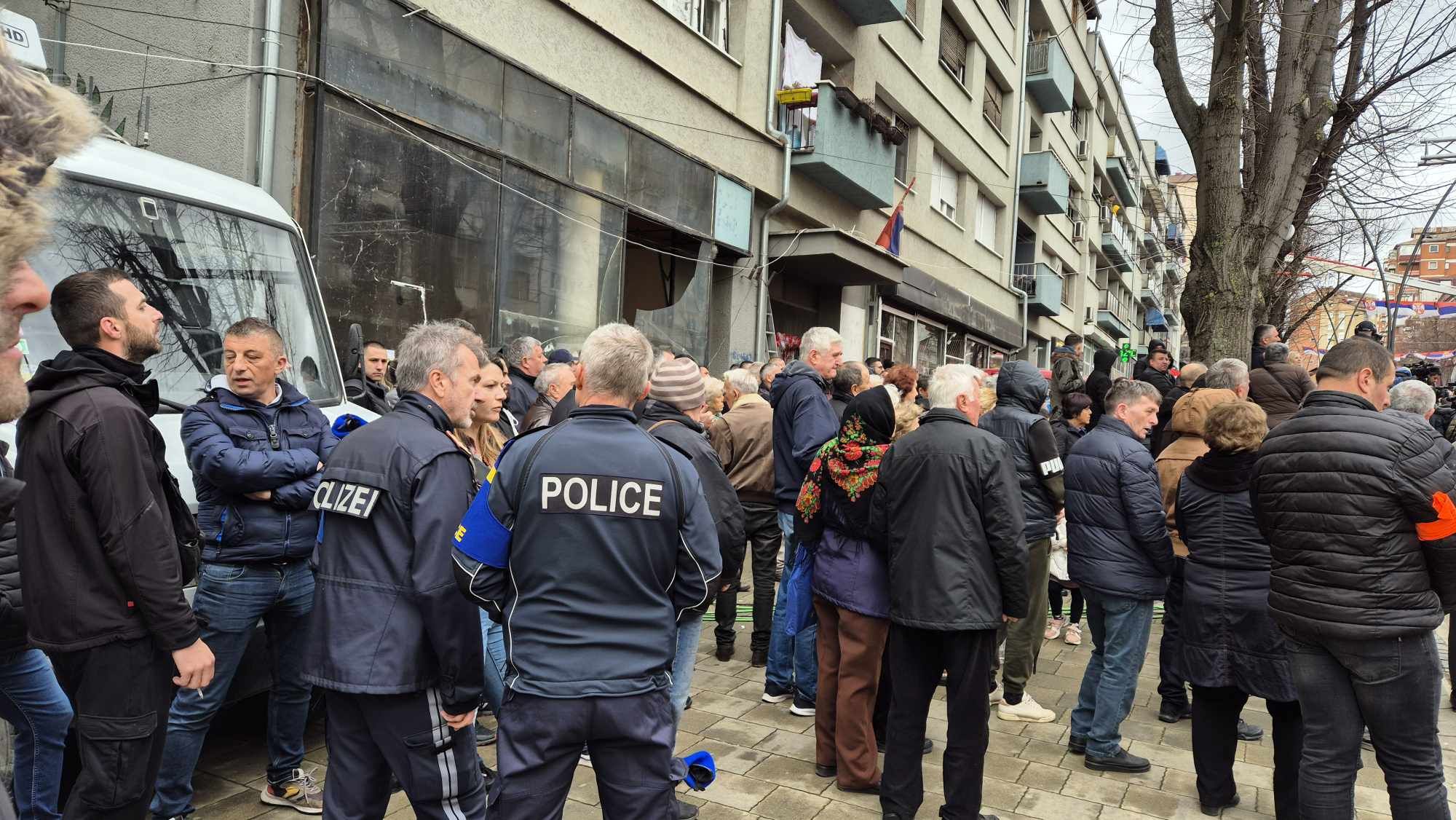 Protest Kosovska Mitrovica dinari policija
