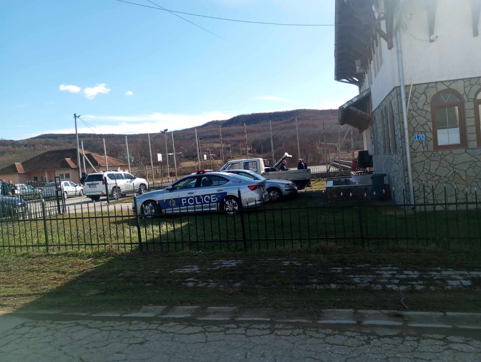 Policija ušla u zgrade PO opština Istok i Peć u Osojanu i Goraždevcu -  KoSSev
