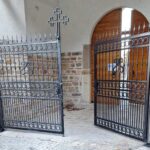 Postavljena nova kapija na ulazu u manastir Banjska
