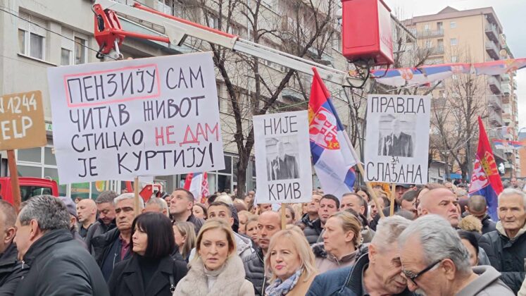 Protest Kosovska Mitrovica dinari transparenti