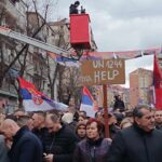 Dva lica protesta u Srbiji zbog Kosova: studenti i građani tražili smenu Petkovića, vlast u masovnoj podršci Srpskoj listi Protest Kosovska Mitrovica dinari