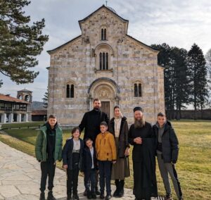 Nikola Mirotić košarkaš sa porodicom dečani