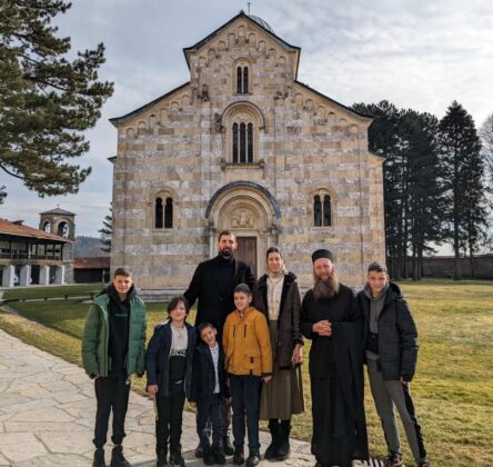 Nikola Mirotić ko&scaron;arka&scaron; sa porodicom dečani