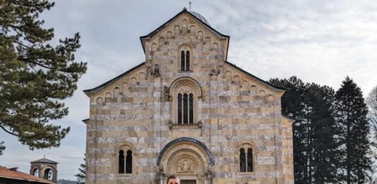 Nikola Mirotić košarkaš sa porodicom dečani