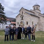Članovi nemačkog parlamenta u poseti Dečanima, sa ocem Savom razgovarali o bogatoj istoriji manastira Nemački parlament u poseti Dečanima