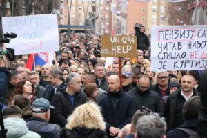 Protest Kosovska Mitrovica penzioneri dinar Uredba zastava transparenti Srpska lista