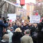 Februarski protest u KM zbog dinara među 10 najvećih skupova u prvoj polovini godine Protest Kosovska Mitrovica penzioneri dinar Uredba zastava transparenti Srpska lista