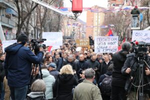Protest Kosovska Mitrovica penzioneri dinar Uredba zastava transparenti Srpska lista