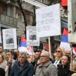Policija: Skup protekao mirno, bilo oko 1,800 ljudi, dolazilo se organizovano i iz drugih regiona Protest Kosovska Mitrovica penzioneri dinar Uredba transparenti