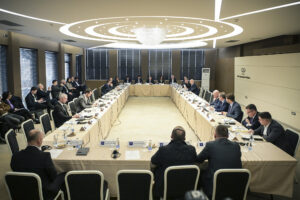 Aljbin Kurti na sastanku sa gradonačelnicima