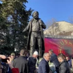 U Mitrovici statua Ademu Jašariju, a u Peći Ibrahimu Rugovi