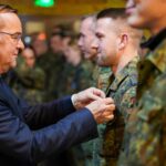 Nemačka u aprilu povećava svoj kontingent KFOR-a sa 70 na 250 vojnika FOTO: Nemački ministar odbrane Boris Pistorijus na Kosovu odlikuje nemačke vojnike KFOR-a/Bundesver