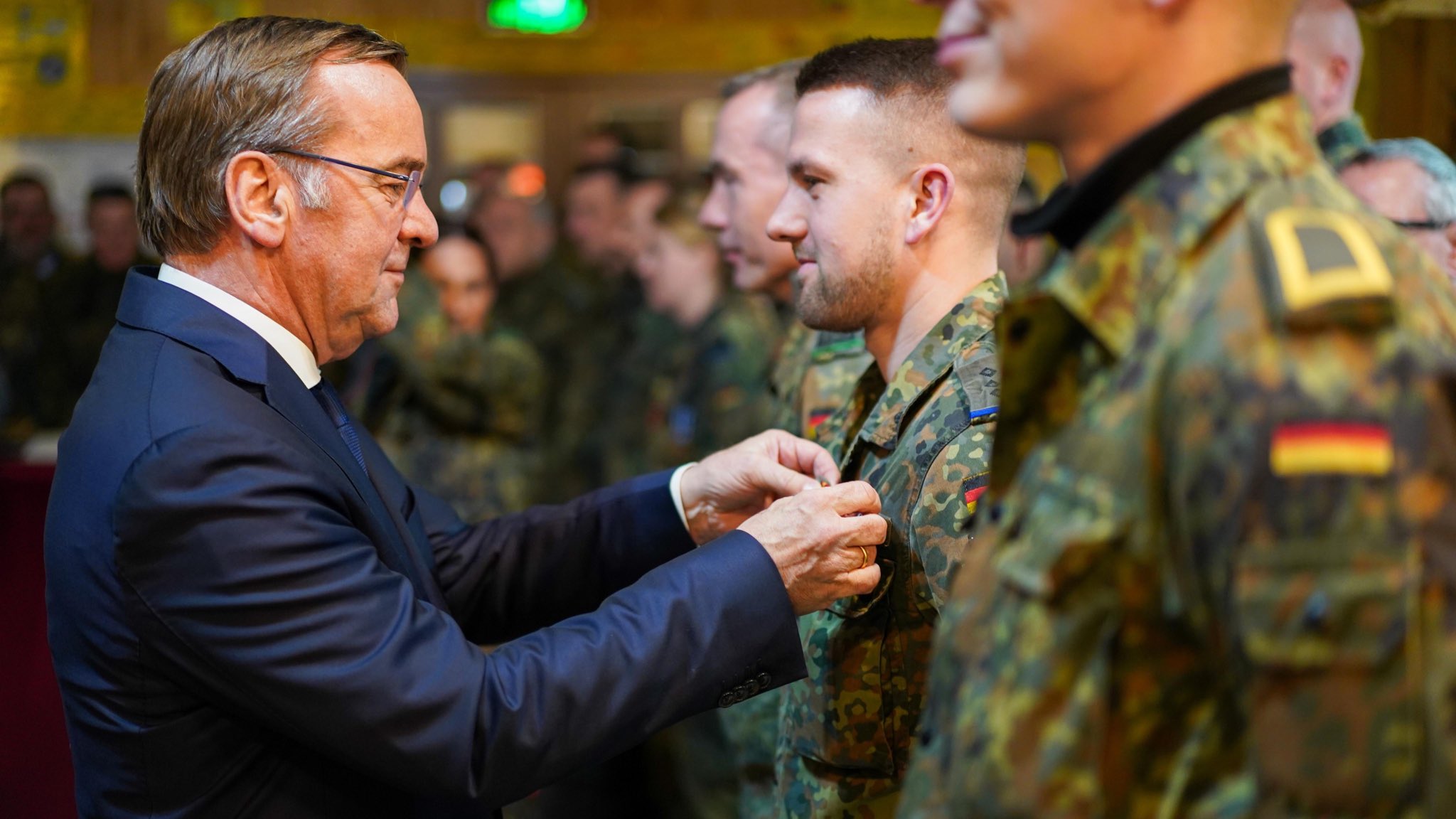 FOTO: Nemački ministar odbrane Boris Pistorijus na Kosovu odlikuje nemačke vojnike KFOR-a/Bundesver