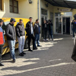 Neuspeli skup Roma protiv Uredbe CBK o platnom prometu Okupljanje Roma ispred Pošte u Gračanici