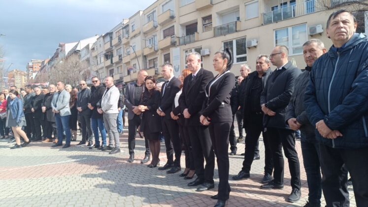 25 godi&scaron;njica Nato bombardovanja venci Mitrovica