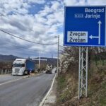 Muškarac priveden u Zvečanu, udario parkirano vozilo i pobegao Dvojezične table ( Zvečan