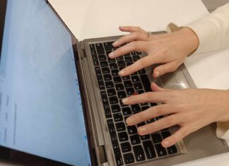 Edukacija mladih u cilju jačanja medijske pismenosti i kritičkog razmišljenja kucanje laptop kompjuter