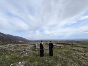 Vladika Teodosije i iguman o.Sava obišli arheološke ostatke manastira SPC Bogorodice Hvostanske