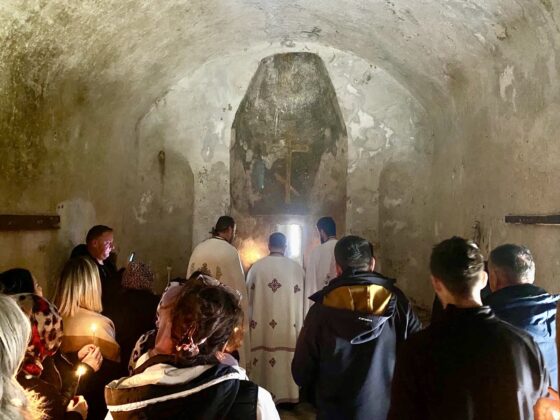 Moleban Sve&scaron;tenici i vernici okupili su se juče u hramu Svetih Petra i Pavla u selu Brod