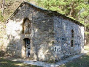 Grafiti OVK UČK hram Svetih apostola Petra i Pavla u selu Brod Štrpce