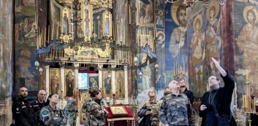 Francuski admiral u poseti Dečanima