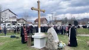 Pomen stradalima polaganje cveća ispred krsta u dvorištu Doma kulture u Gračanici bombardovanje NATO