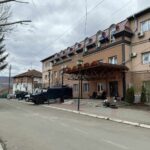 Uklonjena ćirilična tabla sa Opštine Zvečan Zvečan, opštinska zgrada