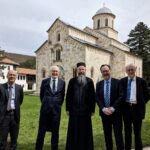 Francuski predstavnik SE posetio Visoke Dečane, otac Petar: Srbi sa Kosova pod najtežom etničkom represijom za 25 godina Francuska delegacija u Dečanima