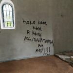 Imam sa Kosova osuđuje grafite verske mržnje na crkvi kod Peći: Užasan vandalski čin, solidarišemo se sa Srbima Crkva Svete Trojice u selu Naklo