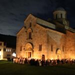 Ponoćne liturgije širom Kosova – više stotina vernika u manastiru Visoki Dečani, među njima i gosti iz Japana Visoki dečani Uskrs
