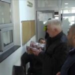 Trajković i Ristić poklonili Opštini Gračanica zastave Srbije da bi stare i pocepane bile zamenjene