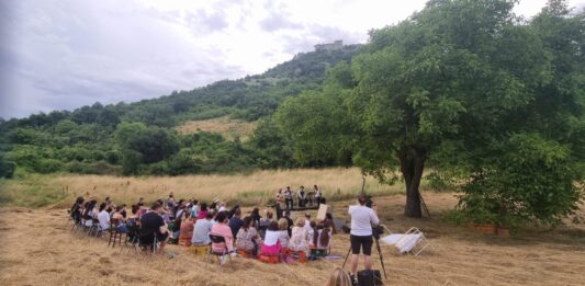 Predstava Čekajući kraj partije Zvečan