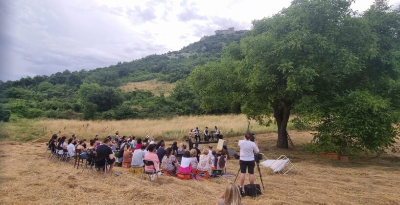 Predstava Čekajući kraj partije Zvečan